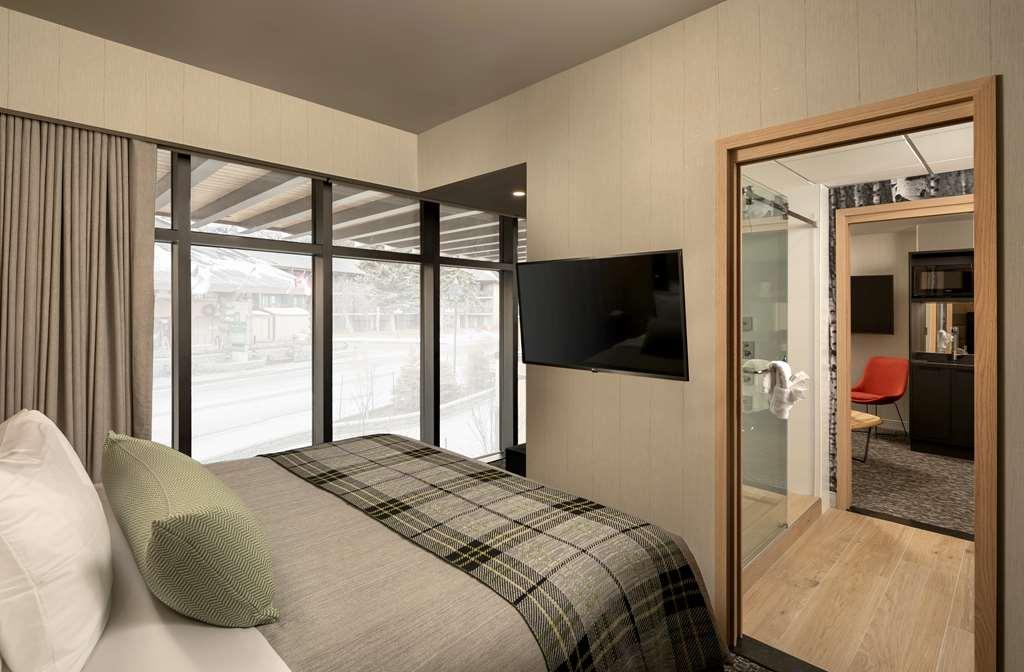 Peaks Hotel And Suites Μπανφ Δωμάτιο φωτογραφία